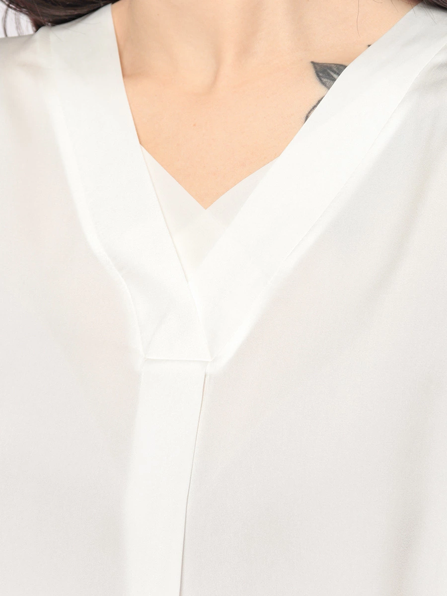 Блуза с двухслойным вырезом